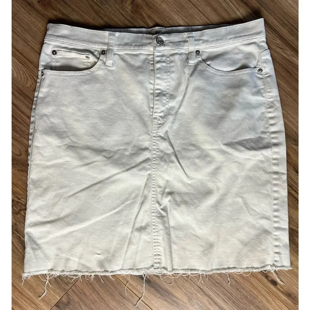 J. Crew Trademark White Denim Skirt Size 31 Frayed Hem Style #C3299 Women’s